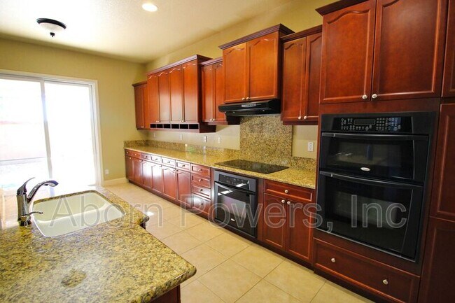 Building Photo - 880 Hildebrand Cir