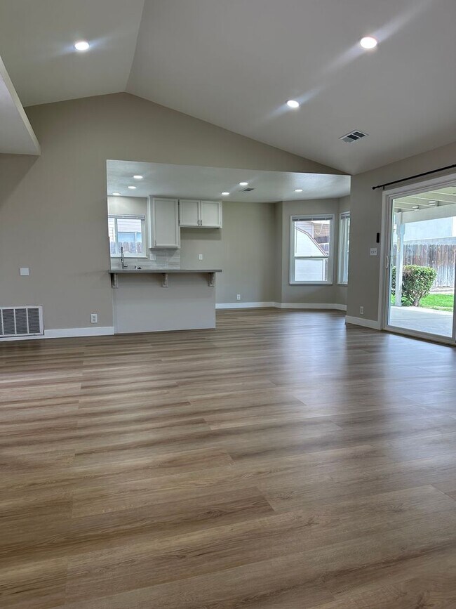 Building Photo - 2 WEEKS FREE RENT January Special - Beautiful newly remodeled home in Turlock