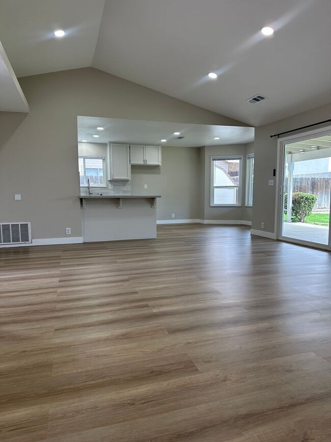 Building Photo - Beautiful newly remodeled home in Turlock