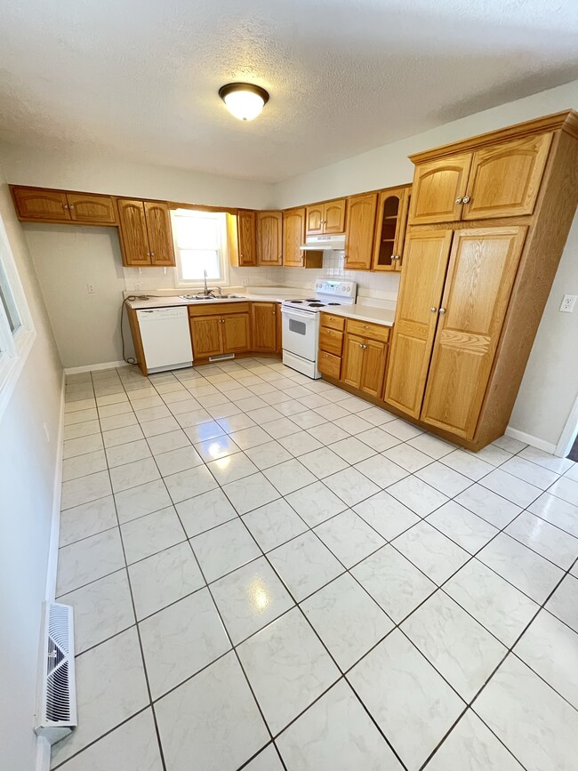 Kitchen view 1 - 1629 W Scott St