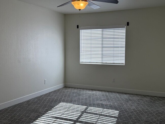 Building Photo - Gorgeous Remodeled 3 Bedroom Henderson Townhome