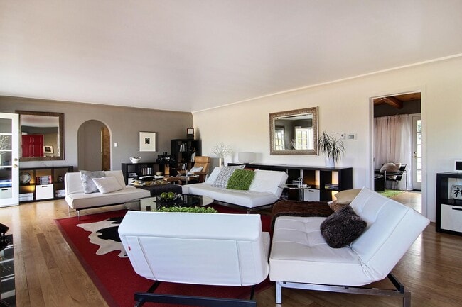 Building Photo - 303 Aliso Dr SE