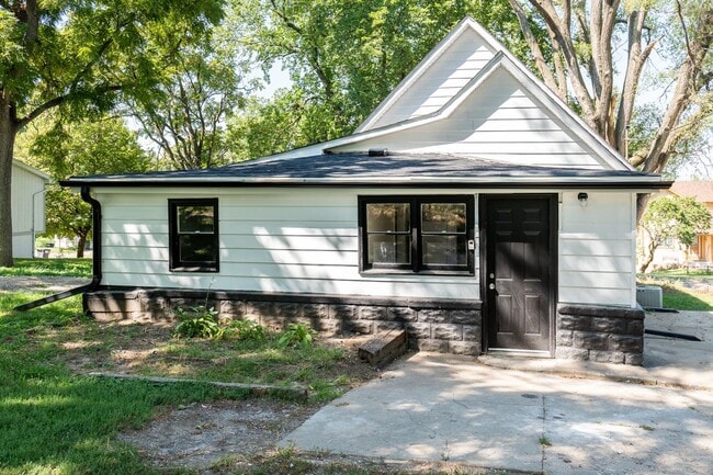 Building Photo - Charming 3BD/1BA Single Family Home!