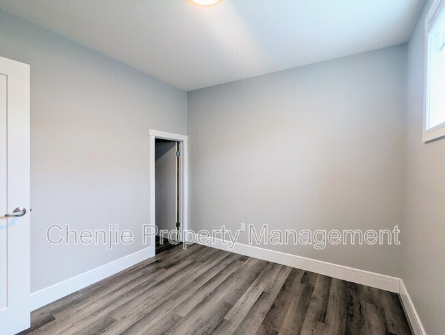 Building Photo - 10818-10875 75 Ave NW
