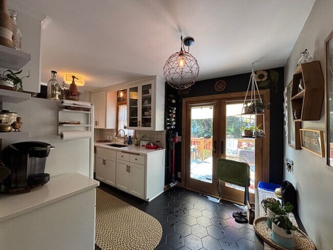 Building Photo - Charming 3 BR/3 BA 1.5 story Home in a Gre...