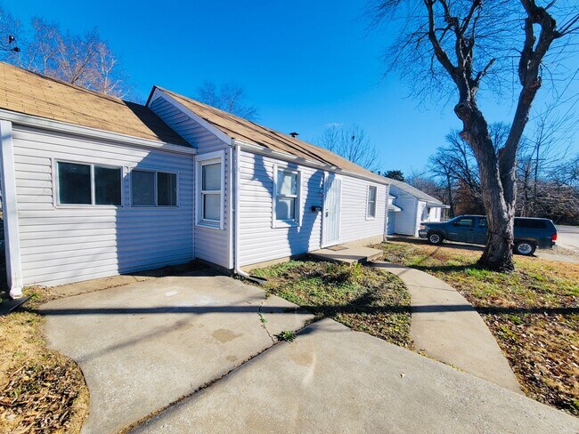 Building Photo - 2BD Home, Screened Porch & large Backyard!"
