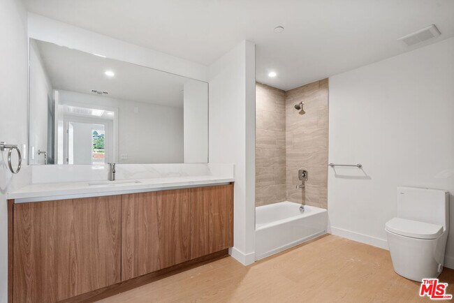 Foto del edificio - 1717 Winona Blvd