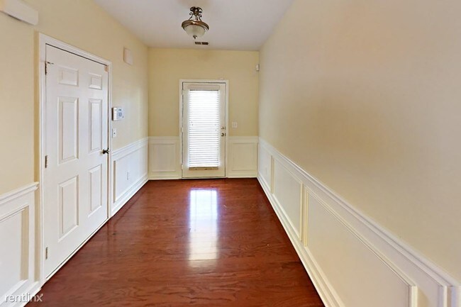 Building Photo - 305 Oakview Way