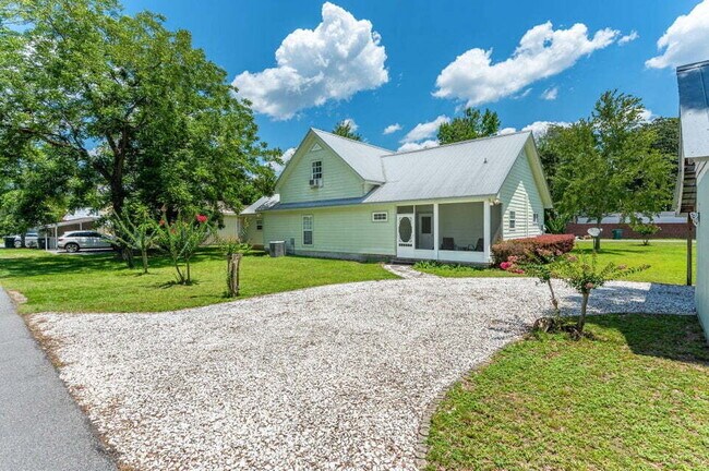 Foto del edificio - A spacious four bedroom, two and a half bathroom home located in the heart of the DeFuniak Spring...