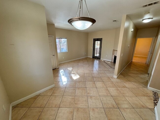 Building Photo - Gorgeous 1Bed/1Bath Condo located in Spanish Palms guard gated community!