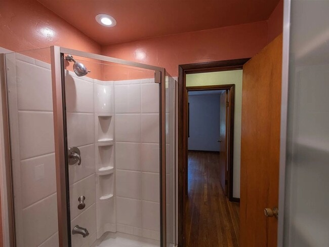 Building Photo - 2536 E 8th St