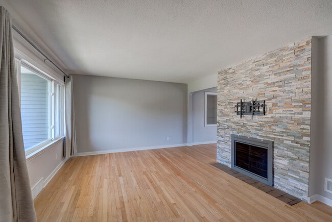 Foto del edificio - 5212 Midmoor Rd