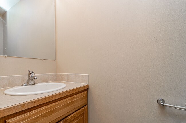 Building Photo - Fantastic two bedroom row house!