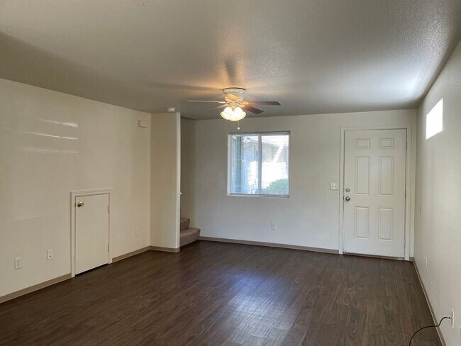 Foto del edificio - Very Nice 2 bedroom 1.5 Bath Townhome-In a...