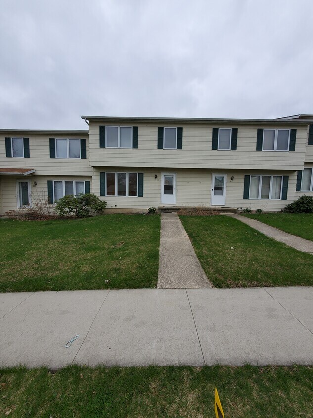1106 Oleson Rd, Waterloo, IA 50702 Townhome Rentals in Waterloo IA