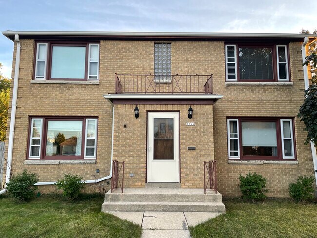 Lower unit - 6629 W Lincoln Ave