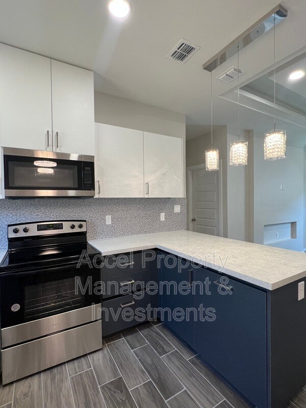Building Photo - 1709 Angelina