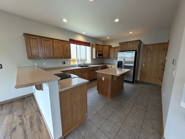 Foto del edificio - Spacious 4-Bedroom Corner Lot Home in Coyo...