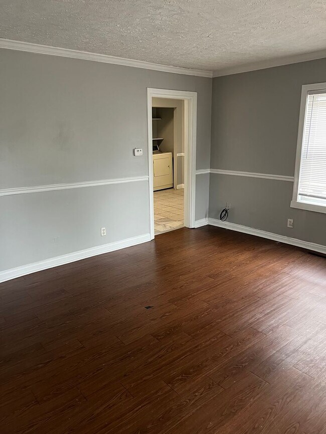 Building Photo - 2 Bedroom House