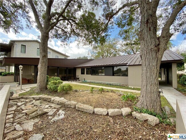 Foto del edificio - 742 Lakeview Trail
