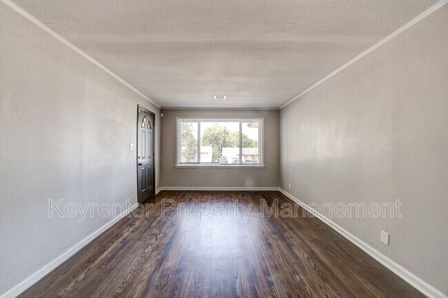 Foto del edificio - 6940 E 10th St