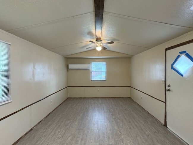 Building Photo - 208 Perry Ave
