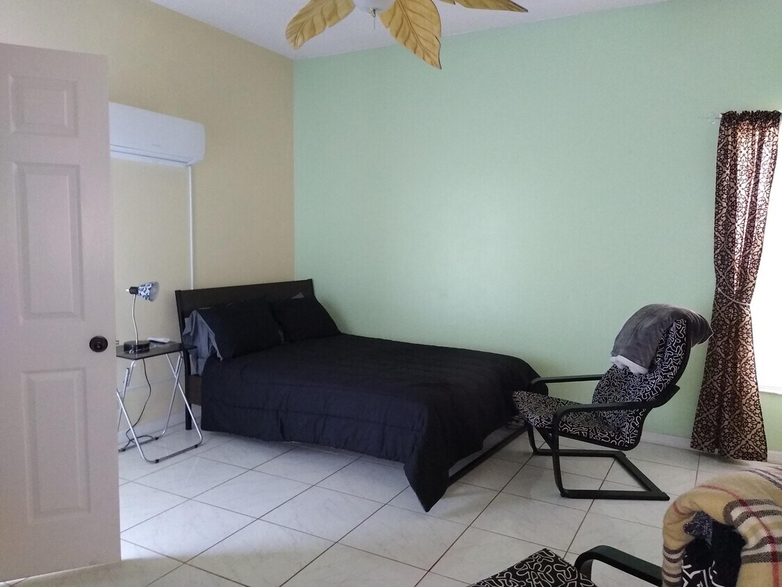 Foto principal - 106 Woodbury Pines Cir