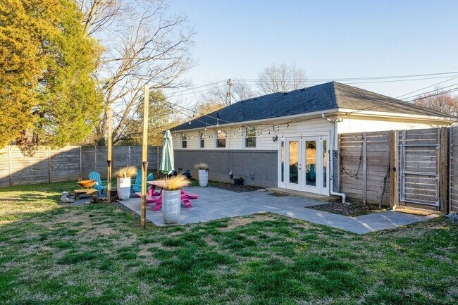 Building Photo - 500 Whispering Hills Dr