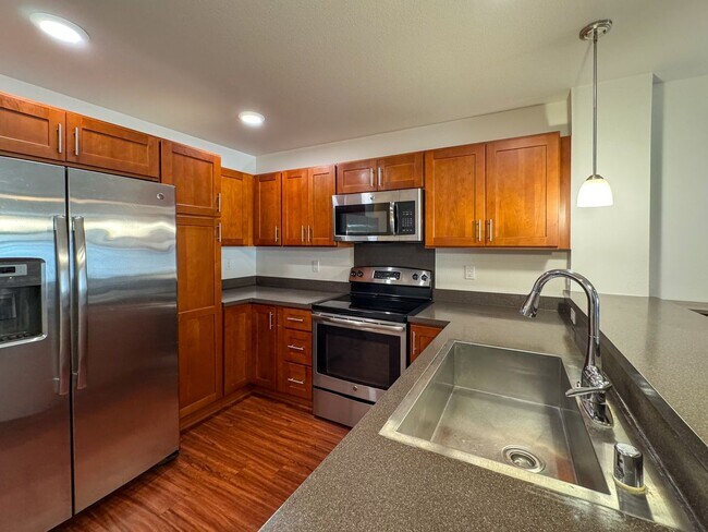 Foto del edificio - Available August 1. 2BD/2.5BA/2PKG townhou...