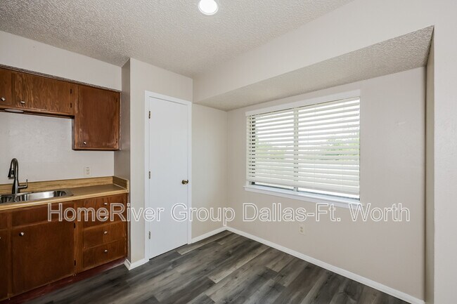 Foto del edificio - 8428 Raymond Ave