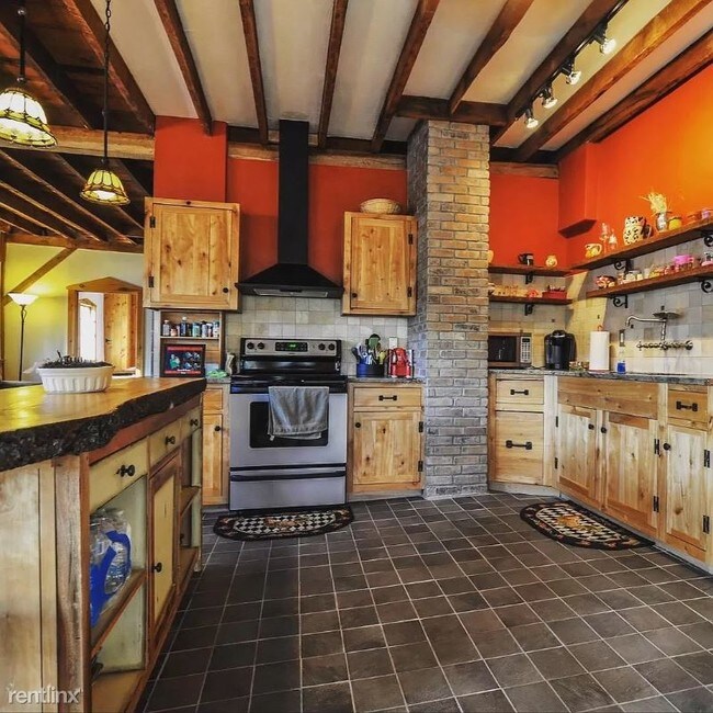 Foto del edificio - 2 br, 1 bath Apartment - 451 Main St S