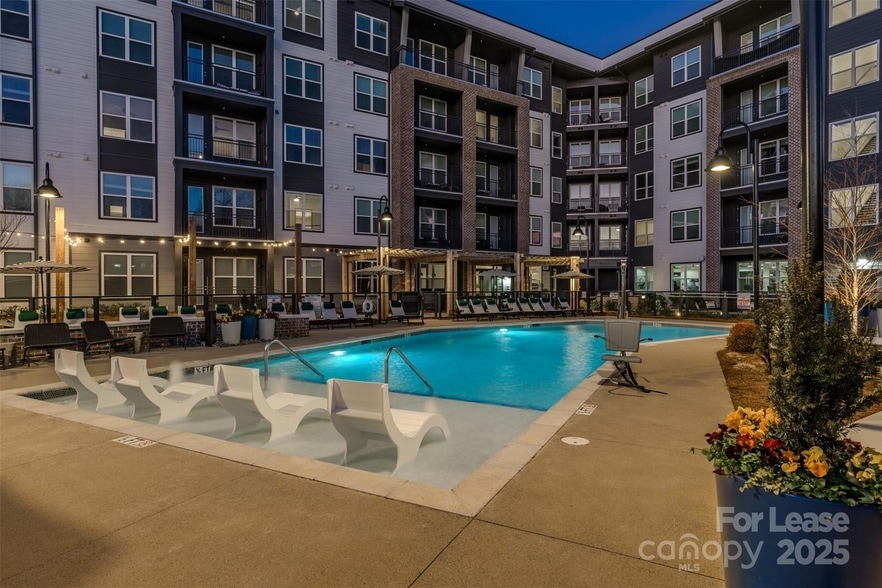 Foto principal - 9821 Research Dr