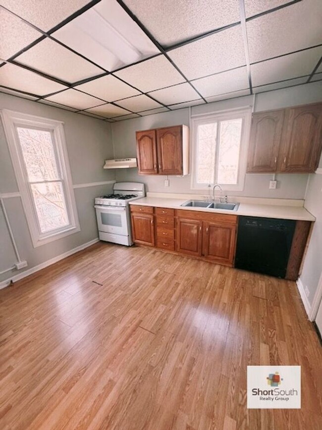 Foto del edificio - 4 bed 1 bath Single Family Home