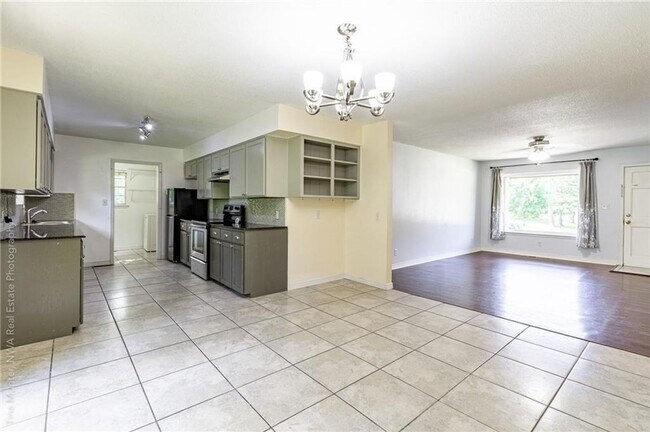 Foto del edificio - 2810 W Mt Comfort Rd