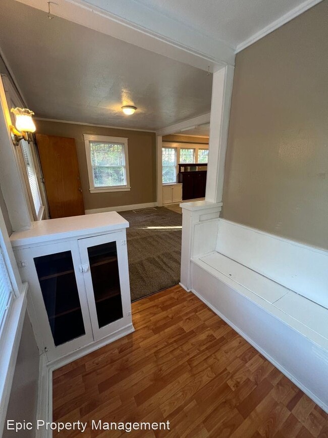 Building Photo - 1 br, 1 bath House - 2017 SW Van Buren St