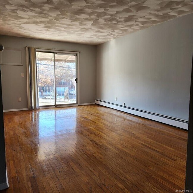 Building Photo - 2952 Laconia Ave