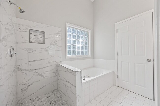 Foto del edificio - Spacious 3BR/3BA + 2 Bonus Rooms | $2,400/...