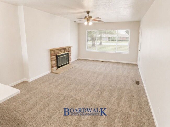 Foto del edificio - 325 Baird Cir