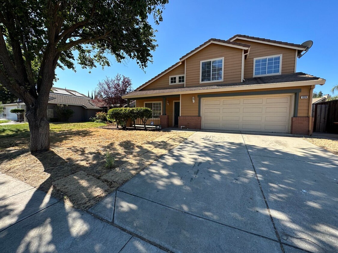 Primary Photo - Beautiful 3 bedroom, 2.5 Bath Tracy Home
