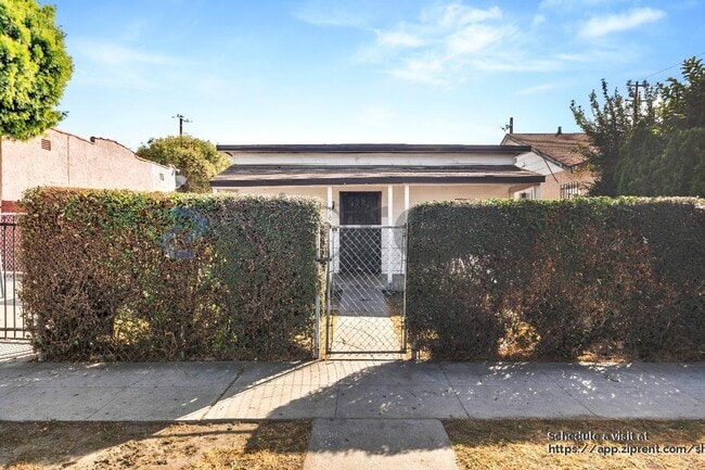 Building Photo - 910 E 90th St