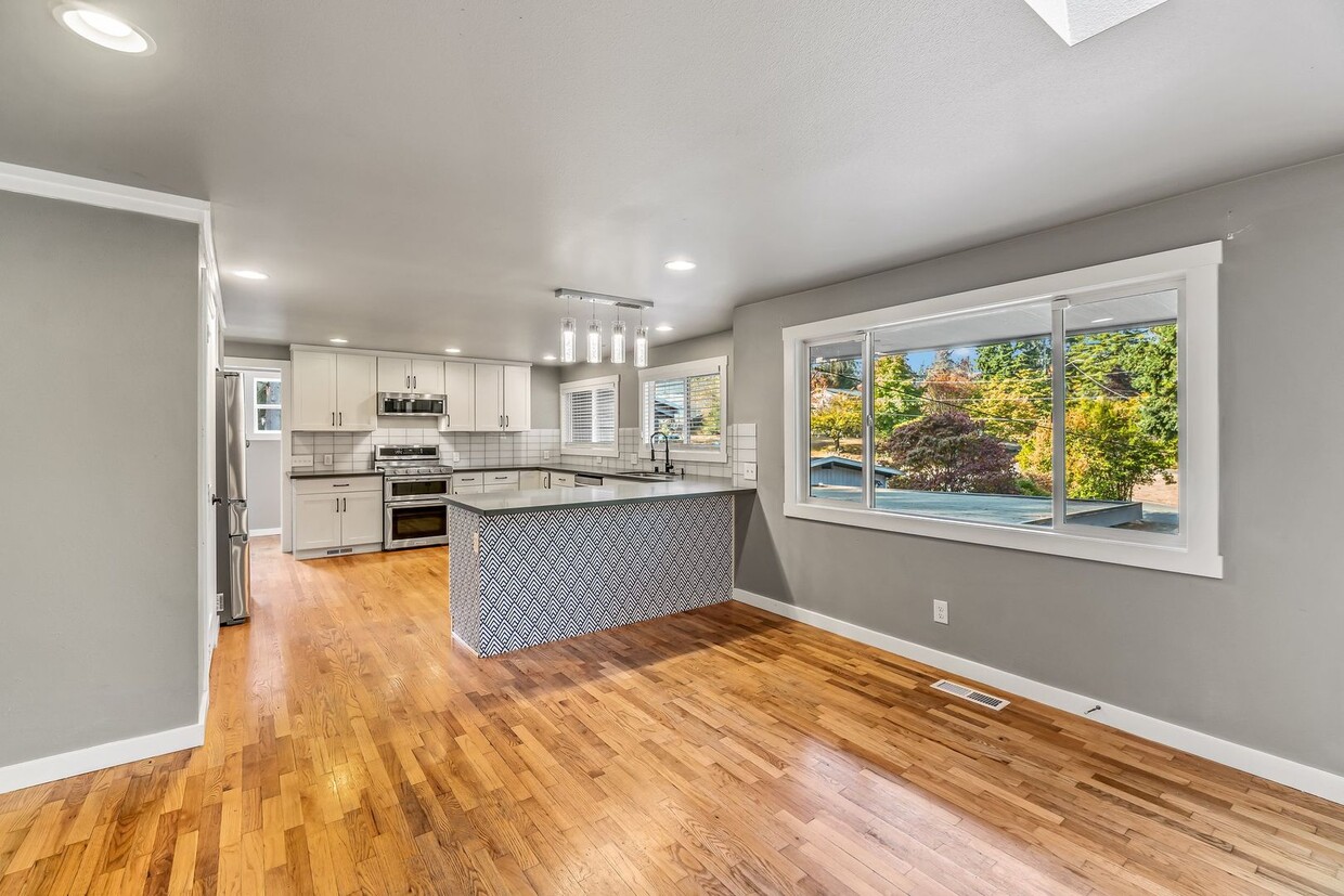 Foto principal - 4 Bedroom Shoreline House For Rent! -6 Mon...