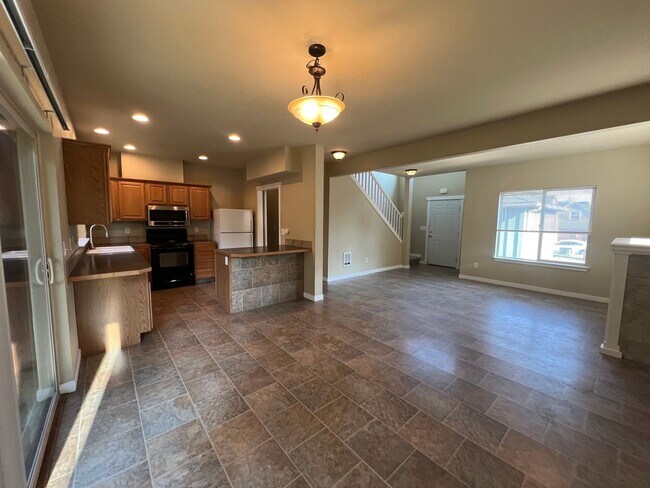 Foto del edificio - 5 Bedroom 2.5 Bath House with detached gar...