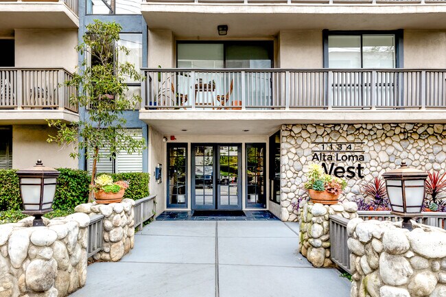 Foto del edificio - 1134 Alta Loma Rd