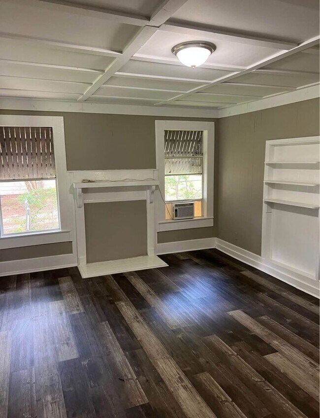 Building Photo - 2 Bed 1 Bath Home