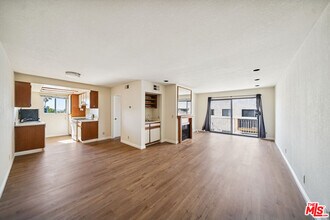 Building Photo - 1519 N Martel Ave