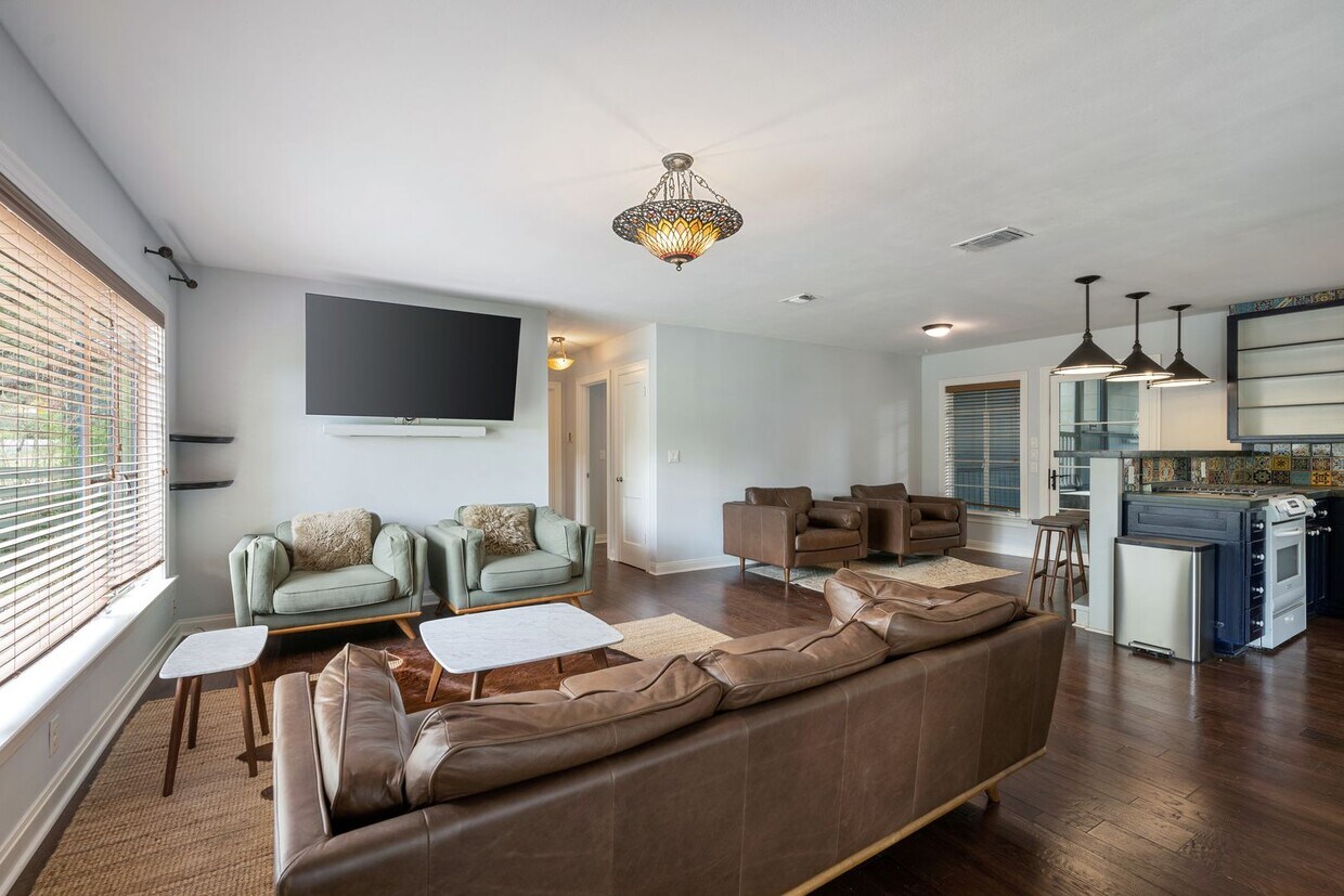Foto principal - Remodeled Travis Heights Bungalow - 3 BR /...