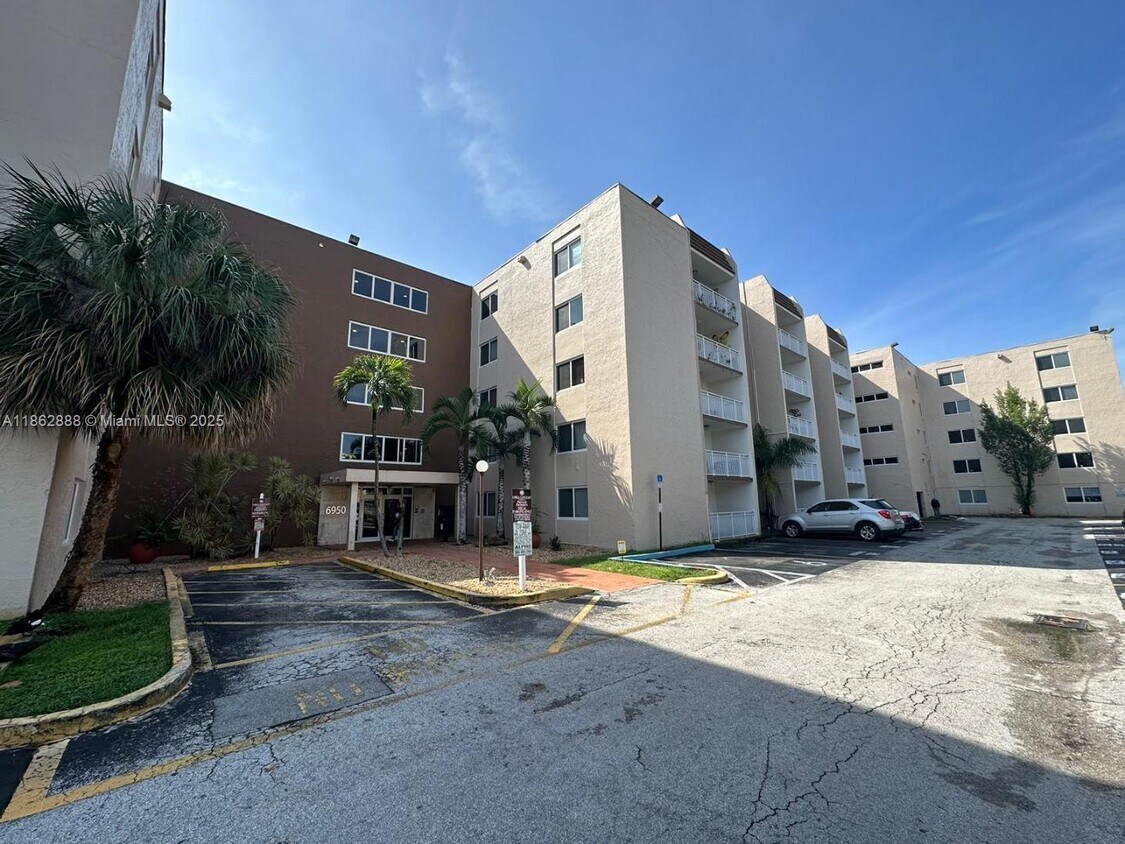 Foto principal - 6950 Miami Gardens Dr