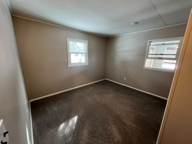 Building Photo - 209 Iroquois St