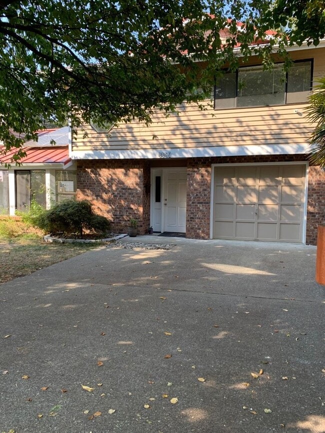 Building Photo - Beautiful and cozy 3 bed 2.5 bath home in ...