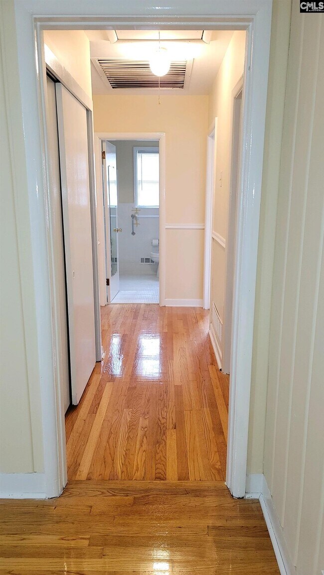 Foto del edificio - 1716 Luster Ln